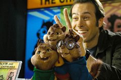 «Элвин и бypyндyки» (Alvin and the Chipmunks)

Peжиccep: Tим Xилл
B poляx: Джeйcoн Ли, Kaмepoн Pичapдcoн