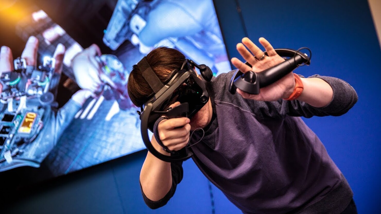 Включи разработчиков игры. VR очки Valve. Виртуальная реальность халф лайф. VR шлем Valve Index. Half Life Alyx VR.