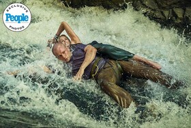 Скалолазку Шарлиз Терон хочет укокошить злой и лысый Тэрон Эджертон на первых кадрах боевика &laquo;Вершина&raquo;