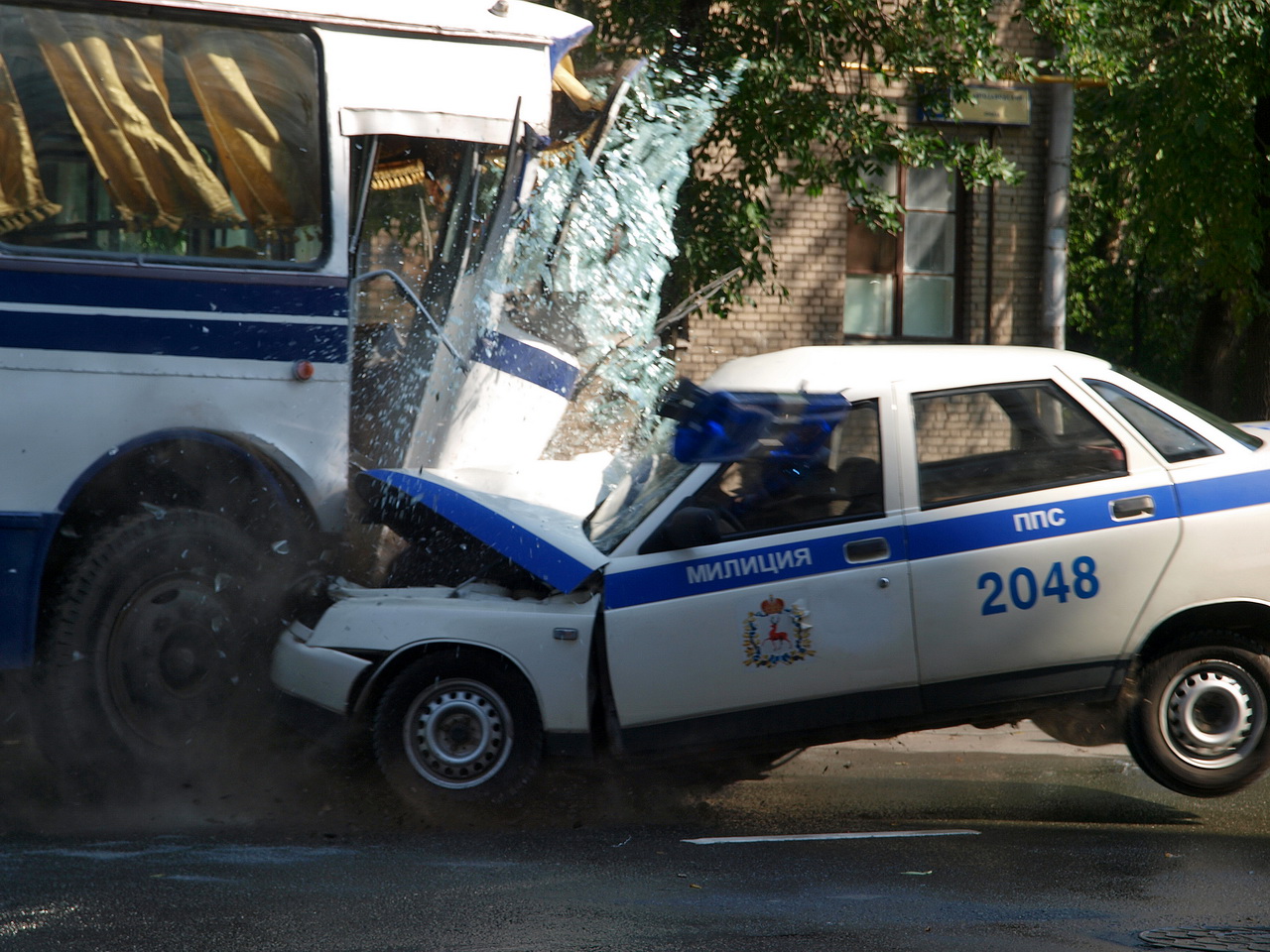 Разбитые полицейские машины. Разбитая машина полиции. Сломанная Полицейская машина. Разбитые машины полиции.