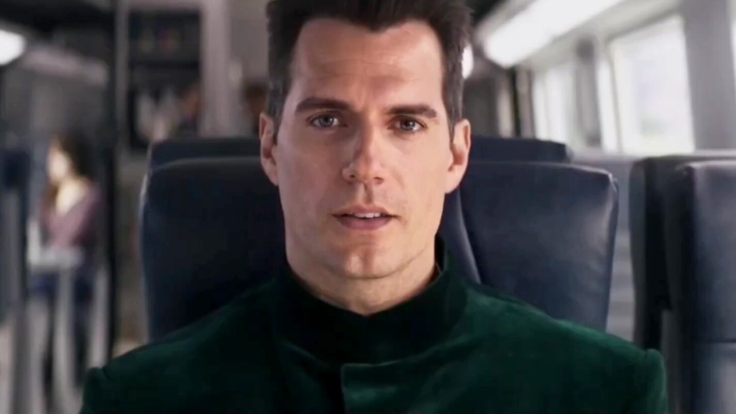 Книжный шпион Генри Кавилл и реальный шпион Сэм Рокуэлл в новом тизере «Аргайла: Супершпиона»