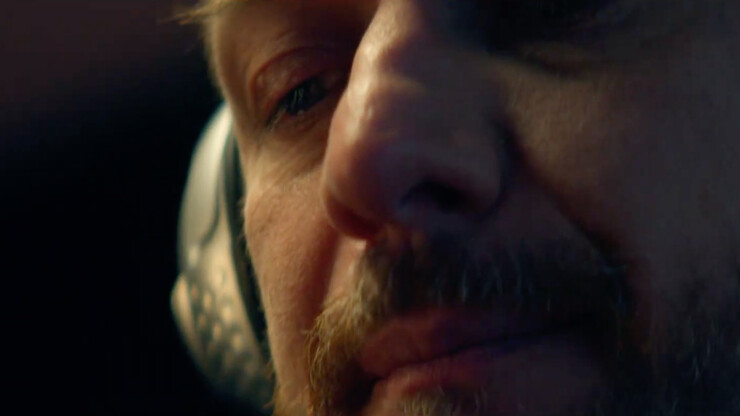 Будущее хип-хопа оказывается обманом в трейлере фильма Джеймса Макэвоя «Калифорнийская афера»