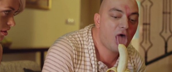 Любительское порно: дрочит пизду бананом