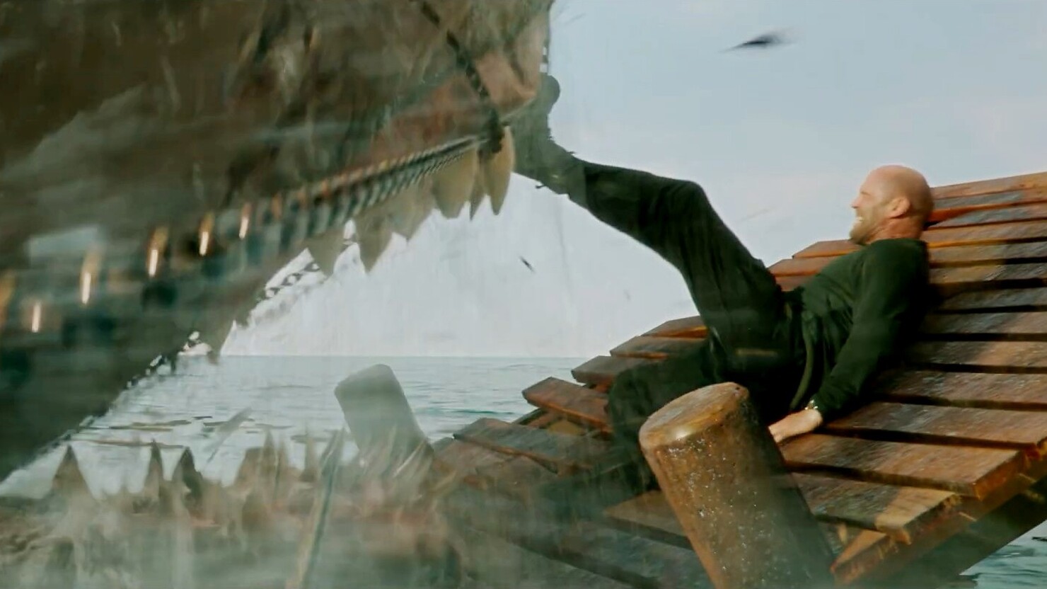Джейсон Стэйтем дерётся с гигантской акулой в трейлере боевика "Мег 2"