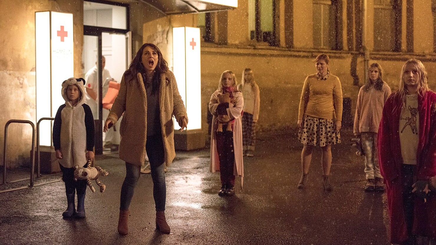 Элизабет Хёрли сталкивается с проклятием «Дудочника» в трейлере ужастика