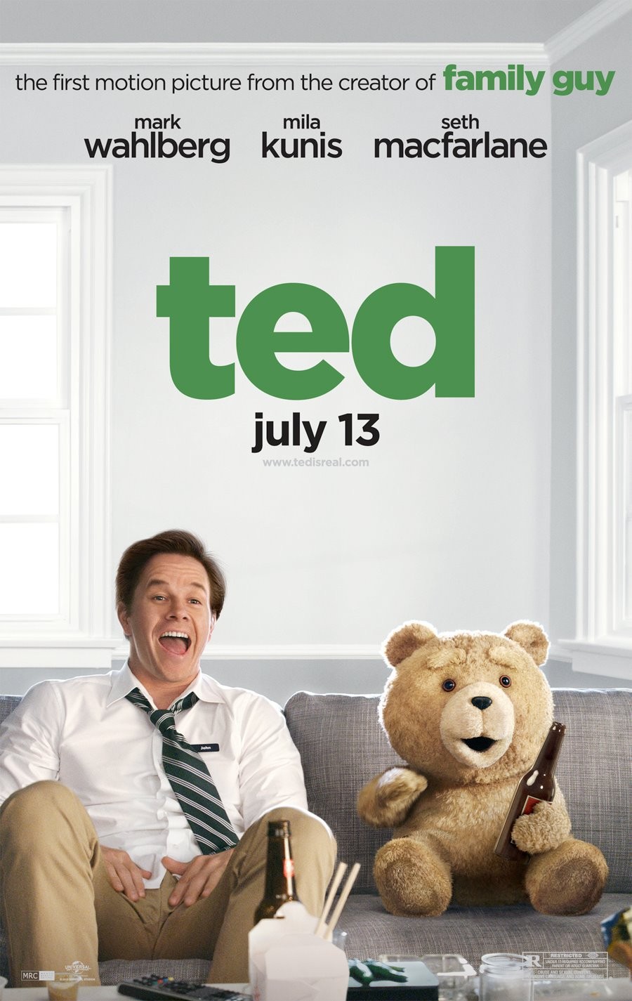 Фото Плюшевый медведь Ted / Тед у кассы в магазине, момент из фильма Ted / Третий лишний