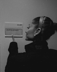 Ариана Гранде обнимается с пожилым Гейлордом Факером на площадке комедии «Знакомство с родителями 4» (фото)