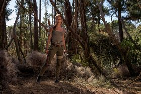 Промо-арт фильма «Tomb Raider: Лара Крофт»
