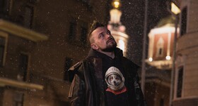 Промо-арт фильма «Весельчак У» Промо-арт фильма «Весельчак У»