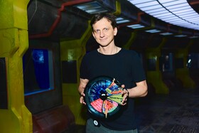 Промо-арт фильма «Весельчак У» Промо-арт фильма «Весельчак У»