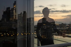 Кадры из сериала «Ночной администратор» Кадры из сериала «Ночной администратор»