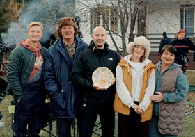 Промо-арт сериала «Пора на завод»